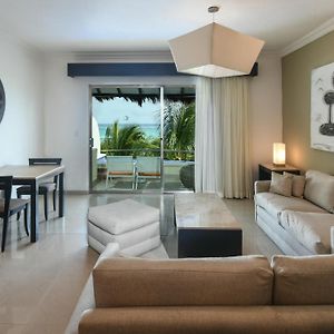 Private pool suite